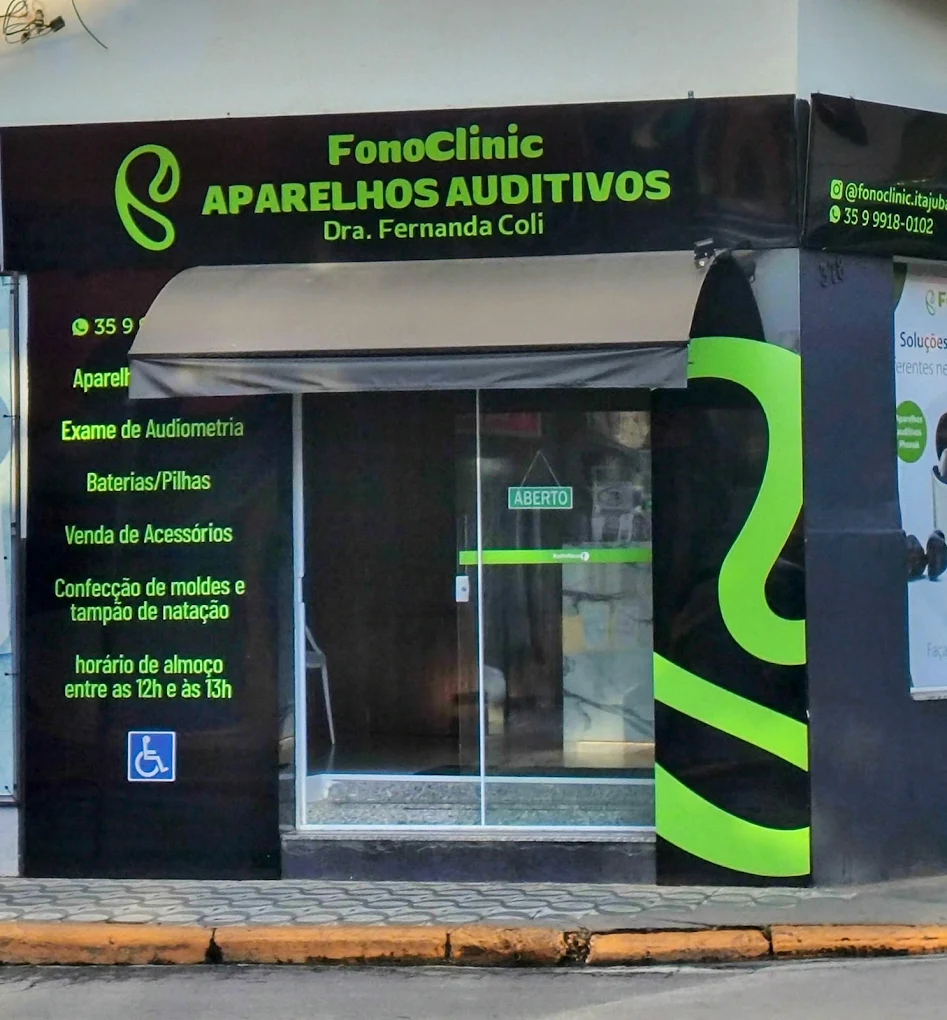 Consultório da FonoClinic: sala de atendimento com prateleiras iluminadas e mesa de mármore